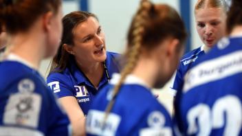 Einschwören für den großen Moment: Trainerin Svea Lundelius im Kreis ihrer Spielerinnen.