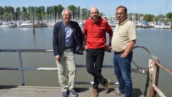 Das Führungsteam im Yachthafen: Erster Vorsitzender Jörg-Michael Satz (von links), Geschäftsführer Jörn Dettmer und Zweiter Vorsitzender Gerhard Gehrke. 