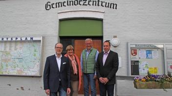 Verhandlungen bereits abgeschlossen: Andreas Kamin (SPD), Ingeborg Pehrs (die Grüne), Bernd Kölln (WG) und Michael Krohn (CDU) wollen die Gemeinde Klein Nordende führen.