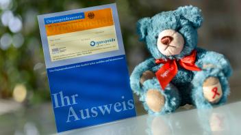 Das Erklärungsbuch mit Organspendeausweis der Bundeszentrale für gesundheitliche Aufklärung. (Themenbild, Symbolbild) **