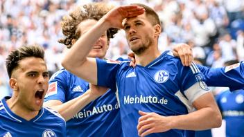 die Mannschaft von Schalke Jubel / Freude / Emotion / Torjubel / Torschuetze / Torschütze zum 1:0 Simon Terodde ( 9, 1. 