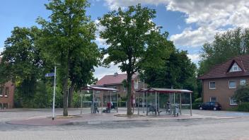 An der Bushaltestelle am Neuen Markt in Quakenbrück ist ein zwölfjähriges Mädchen schwer verletzt worden.