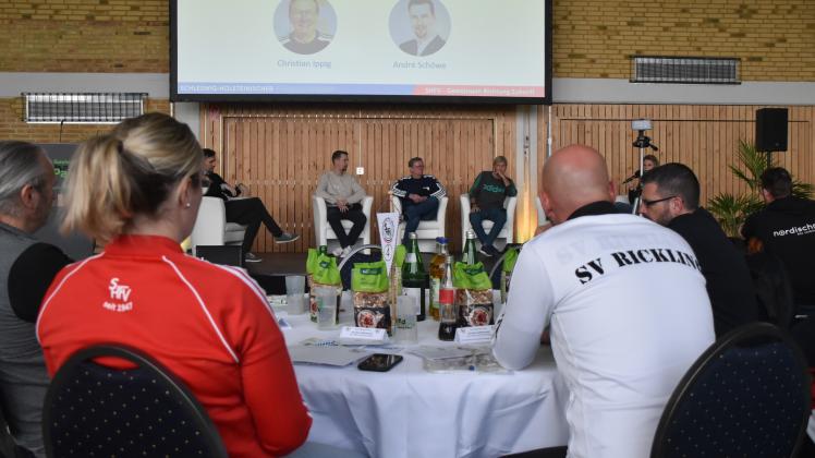Beim Trainerkongress im Uwe-Seeler-Fußballpark gab es angeregte Diskussionen zu aktuellen Fragen.