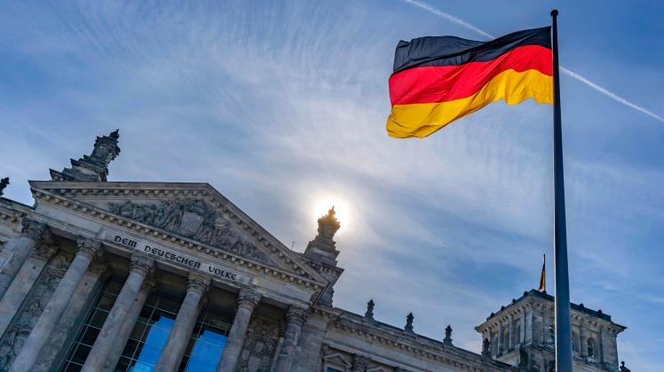 Deutschlandfahne weht über dem Reichstag, Außenansicht, Berlin, Deutschland, Europa *** German flag blows via the Reichs