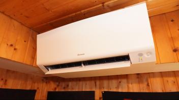 An sieben Stellen im Haus von Patrick Kessens in Lingen hängen diese Innengeräte der Luft-Luft-Wärmepumpen-Anlage. Sie wärmen die Räume im Winter mit warmer Luft, im Sommer fungieren sie als Klimaanlage.