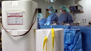 Ist ein hirntoter Mensch Organspender, muss es schnell gehen. Entnommen werden dürfen Organe allerdings nur in sogenannten Entnahmekrankenhäusern. Derzeit gibt es davon 1.248 in Deutschland.