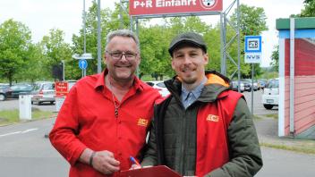 Testeten den Park-and-Ride-Platz im Norden der Stadt: Frank Fleischhauer, ACE-Regionalbeauftragter Ost, und Chris Hagedorn vom ACE in Schwerin. 