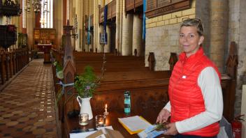 Freut sich auf viele Gespräche und nette Leute: Angela Zabel ist das zweite Jahr als Kirchenhüterin in der Stiftskirche Bützow im Einsatz.