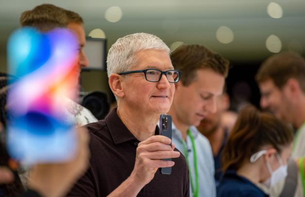 Seit mehr als zehn Jahren Apple-Chef und Nachfolger von Steve Jobs: Tim Cook. Seit mehr als zehn Jahren Apple-Chef und Nachfolger von Steve Jobs: Tim Cook.