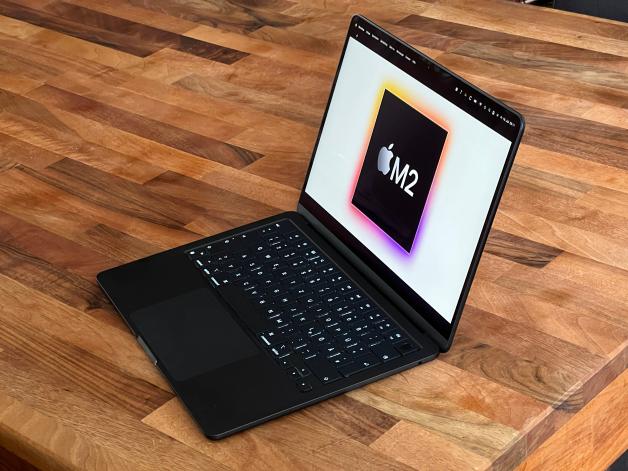 Das aktuelle Macbook Air mit 13-Zoll-Bildschirm und Apples M2-Prozessor. Das aktuelle Macbook Air mit 13-Zoll-Bildschirm und Apples M2-Prozessor.