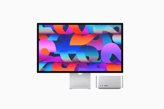 Der kleine Desktop-Computer Mac Studio neben dem 2022 gleichzeitig vorgestellten Studio Display. Der kleine Desktop-Computer Mac Studio neben dem 2022 gleichzeitig vorgestellten Studio Display.
