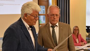 Vereidigung von Bürgermeister Ralf Martens (BVE; rechts) durch Peter Groth