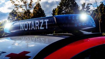 Tag der Verkehrssicherheit am 19. Juni Bamberg, Deutschland 28. April 2021: Einsatzfahrzeug von einem Notarzt mit Schrif