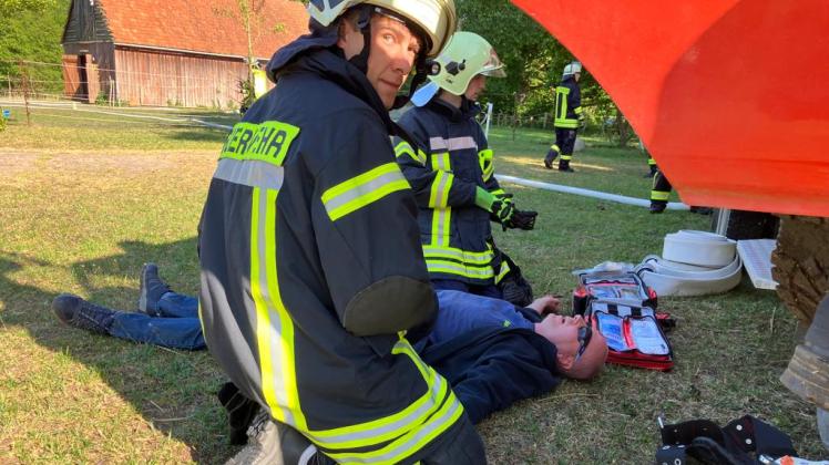 Übung dreier Wehren in Bakendorf, hier gibt es die erste Hilfe für einen „Verletzten“, der aus einer verrauchten Scheune geholt wurde.