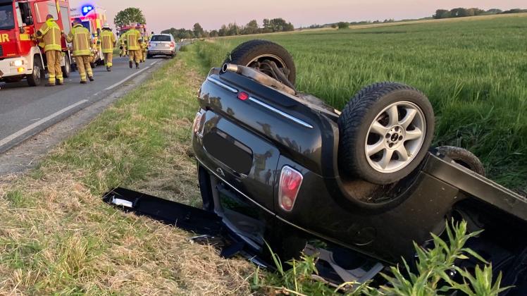 Unfall bei Uelvesbüll: Fahrerin in Auto eingeklemmt 