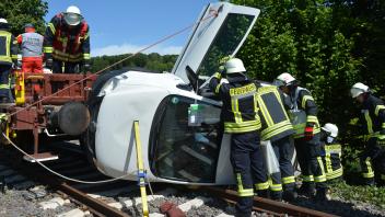 Feuerwehrleute aus Bad Iburg und Glane befreien  die „Unfallopfer“ aus ihrem PKW