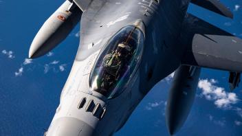News Bilder des Tages STYLELOCATIONA U.S. Air Force F-16 Fighting Falcon fighter jet, assigned to the 13th Fighter Squad
