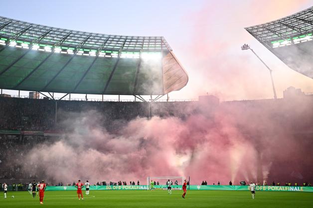 Leipziger Fans brennen Pyrotechnik ab.