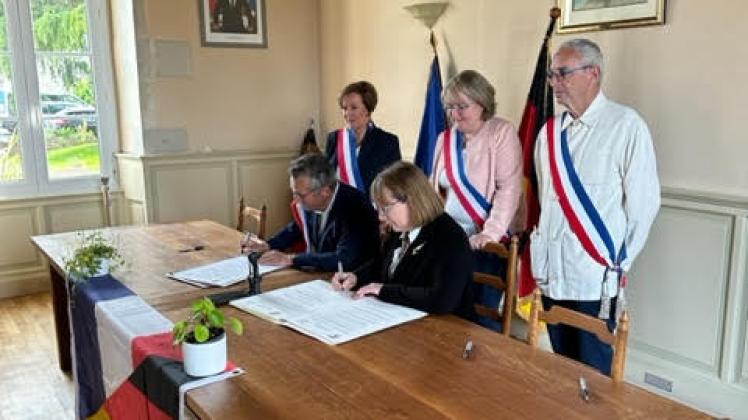 Alfhausen, Partnerschaftsverein besucht Longuenée-en-Anjou, Unterzeichnung der neuen Partnerschaftsurkunde; Foto: Partnerschaftsverein