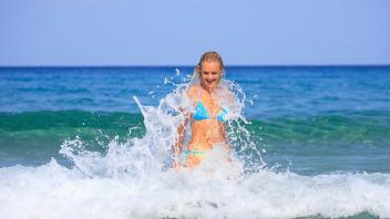 Young beautiful sexy tanned blond woman in bikini in the sea Copyright: xRemyxMusserx/xDesignxPicsx , 30921325 PUBLICATI