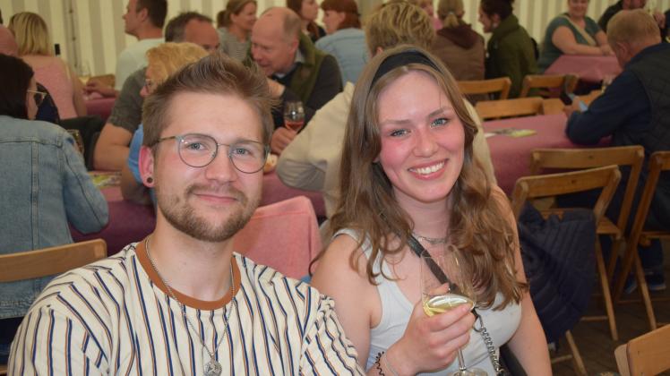 Gute Laune beim Weinfest 2023 in Hasbergen.