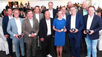 Neuenkirchen-Vörden, 25 Jahre Niedersachsenpark; Die Teilnehmer der Talkrunden Matthias Meyer, Alexander Bartz, Gerd Stuke, Mike Otte, Uwe Schumacher, Dr. Claus Niemann, Linda Stärk, Gregor Krecke, Uwe Haring, Michael Wernke, Ansgar Brockmann und Christian Scholücke (von links) erhielten eine Jubiläums-Silbermünze. Foto: Hans Schmutte