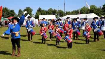 Der Fanfarenzug Karrharde eröffnete das Ladelunder Dorffest.
