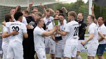 Der Startschuss in eine lange Feiernacht wurde noch auf dem Spielfeld eingeläutet. Das 5:1 war für den Eckernförder SV ein perfekter Abschluss einer guten Saison. Und das alles im Jahr des 100-jährigen Jubiläums. Herzlichen Glückwunsch an die Männer vom Bystedtredder!