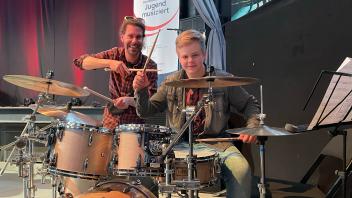 Henry Brüning mit seinem Musiklehrer Kris Lukas