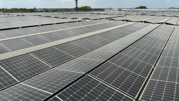 Der FMO hat vor einem Jahr eine Photovoltaikanlage mit 2000 Modulen auf dem Parkhaus-Dach in Betrieb genommen. Wenn auf den Flächen, die für eine Verlängerung der Start- und Landebahn vorgesehen waren, könnte ein neunmal so großes Solarfeld entstehen.