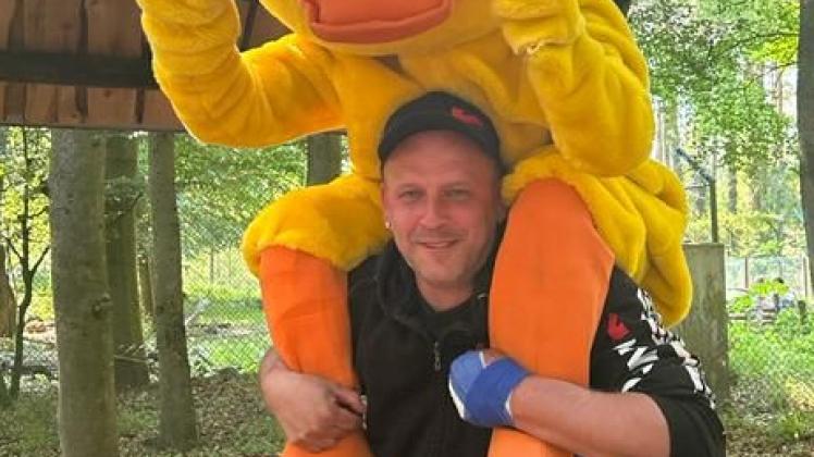 Der Sieger unserer Selfie-Aktion mit Zeitungsente Paula: Steffan gewinnt mit dem lustigsten Foto.
