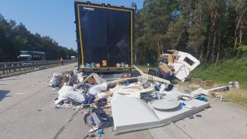 Auf der A1 bei Wildeshausen-West hat sich am Montag ein tödlicher Unfall ereignet. Ein Wohnmobil wurde völlig zerstört