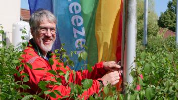 Hisst die Regenbogenflagge und wünscht allen einen Happy Pride Month: Diplom PsychologeChristian von Thomsen, Diversity-Beauftragter der Helios Klinik Leezen.