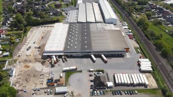 Neue Produktions- und Lagerhalle der Altonaer Wellpappenfabrik in Tornesch (bei Hamburg)