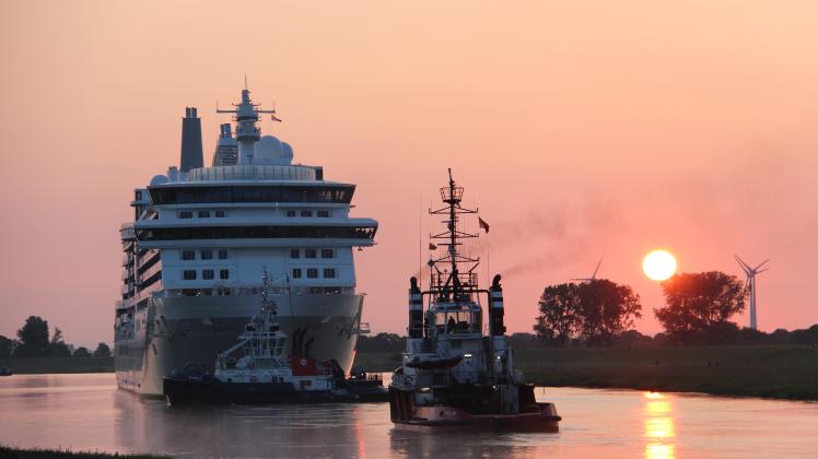 Der Morgensonne entgegen zog sich das Kreuzfahrtschiff entlang der Deiche.