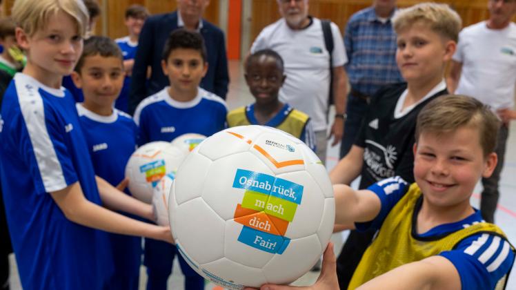 Fairtrade-Town Osnabrück übergibt 100 faire Fußbälle an die Osnabrücker Schulen - Ernst-Moritz-Arndt-Gymnasium