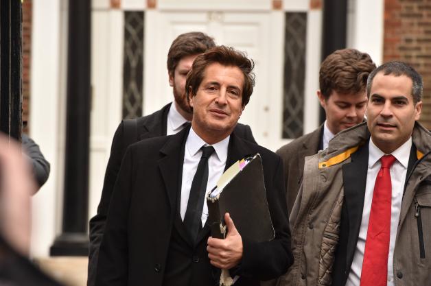 Harrys Anwalt David Sherbone zeigte sich bereits am Montag vor Gericht. Der Prinz ließ jedoch vorerst auf sich warten. Harrys Anwalt David Sherbone zeigte sich bereits am Montag vor Gericht. Der Prinz ließ jedoch vorerst auf sich warten.