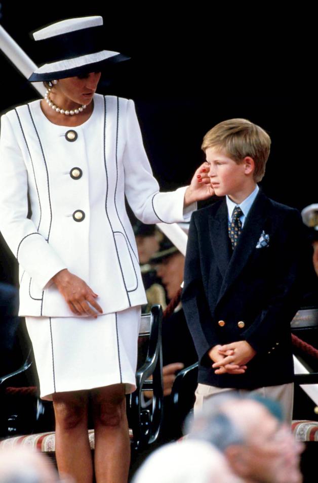 Bereits im Kindesalter soll Harry unter der ständigen Beschattung durch Journalisten gelitten haben, die damals vor allem an Geschichten über seine Mutter Diana interessiert waren.