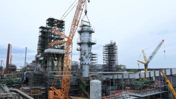150 Tonnen schwer ist diese sogenannte Kolonne, ein Anlagenteil, das im Rahmen der Revisionsarbeiten bei der BP in Lingen eingebaut wurde.