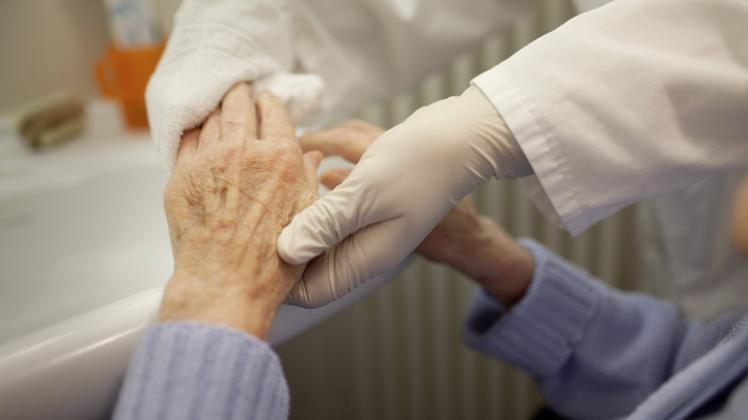 94 jährige Frau im Altenpflegeheim, Deutschland . 94 years old woman at a nursing home, Germany . , MODEL RELEASE vorha