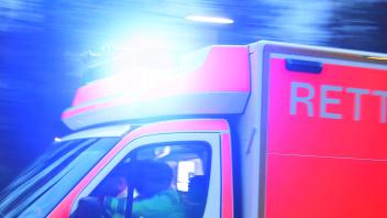 19.11.2022, Düsseldorf, Ein Rettungswagen fährt mit Blaulicht durch eine Straße zum Einsatz NRW Deutschland *** 19 11 20