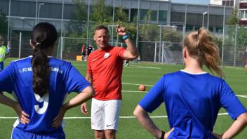 Hat mittlerweile sogar schon angefangen, von Frauenfußball zu träumen: Tino Spörk ist der Trainer der ganz neu zusammengestellten Frauen-Mannschaft des FC Hansa Rostock. 