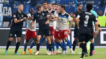 05.06.2023, xtgx, Fussball 1.Bundesliga Relegation, Hamburger SV - VfB Stuttgart emspor, v.l. Rudelbildung nachdem Enzo 