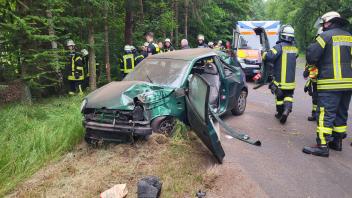 Gegen zwei Bäume geprallt ist dieser VW Lupo bei einem Unfall in Langen im Emsland. Die 20 Jahre alte Autofahrerin kam verletzt ins Krankenhaus.