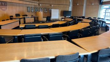 Der Kreistagssitzungssaal in Plön bekommt neue Möbel, weil neun Abgeordnete mehr und jetzt 65 Politiker untergebracht werden müssen.