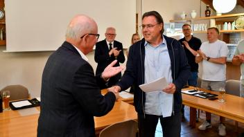 Jörg Meier (r.) wurde vom dienstältesten Gemeinderatsmitglied Gerhard Müller (l.) im Beisein von Haddebys Amtsdirektor Ralf Feddersen (Mitte) in seiner dritten Amtszeit als Bürgermeister der Gemeinde Jagel bestätigt.