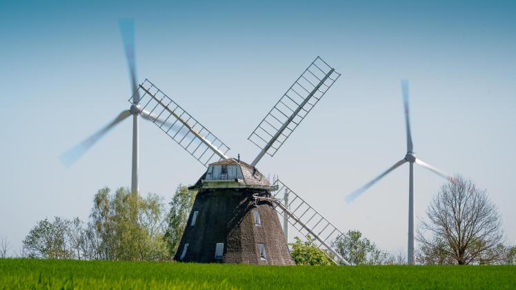 Die Erdholländer-Windmühle von Grebbin gehört zu den historischen Bauwerken. Die modernen "Winmüller" haben Bedenken, dass der Denkmalschutz die Energiewende ausbremsen könnte. Sie  klagen über Restriktionen . 09.05.2023 Foto Volker Bohlmann