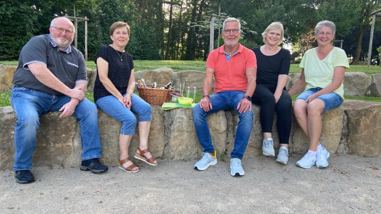 Freuen sich auf zahlreicher Anmeldungen zum zweiten „Picknick im Park“, das in diesem Jahr am 16. Juli in Wellingholzhausen stattfindet: Die Organisatoren Helmut Parlmeyer, Maria Niederwestberg, Klaus Schreer, Anna-Katharina Käller sowie Annette Dieckmann (von links).