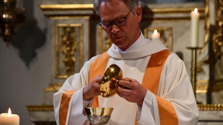 Uwe Roß darf als nebenberuflicher Diakon in der Pfarreiengemeinschaft Hasegrund unter anderem predigen und am Altar assistieren.