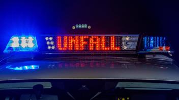 Landkreis Osnabrueck, Deutschland 22. Februar 2021: Ein Einsatzfahrzeug der Polizei mit Blaulicht und dem Schriftzug Unf